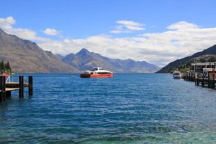 美丽湖畔的船只与远山