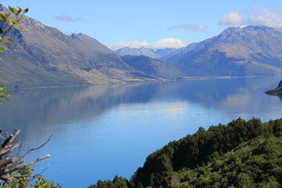 美丽湖景与远山相映成趣
