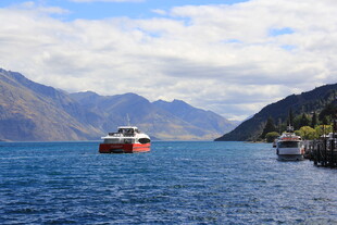 湖上船只与壮丽山景