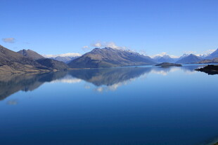 宁静湖面映巍峨山峦