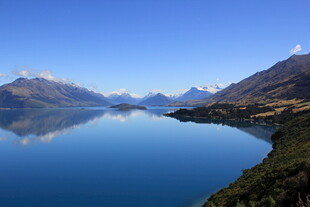 美丽湖景与远处山峦相映