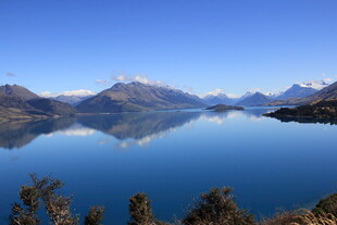 宁静湖泊与远处山峦倒影