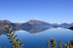 宁静湖景与远处山峦倒影