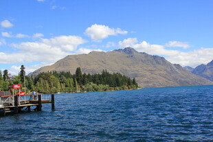 湖畔码头与远山美景