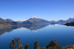 宁静湖景与远山倒影