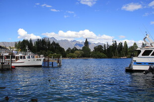 湖畔码头船只与蓝天美景