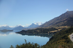 湖畔青山美景如画