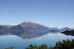 宁静湖山倒影美景