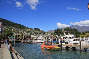 宁静港湾的多彩船只景象