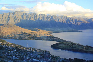湖畔山峦风景如画