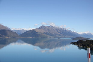 宁静湖景与远处山峦倒影