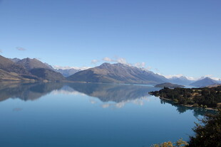 宁静湖景与远山倒影