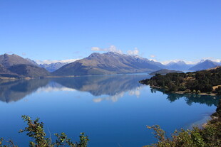 宁静山水间的美丽湖景