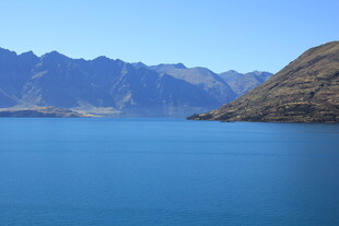 宁静蓝湖与远处山峦