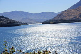 波光粼粼的山水美景