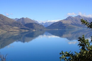 宁静湖景与远山相映成趣