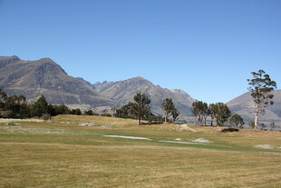 美丽高尔夫球场与远山景色