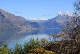 宁静湖景与远山相映成趣