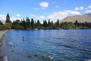 湖畔风光 一人悠游于水边