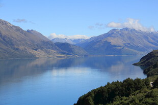 宁静湖景与远处山峦风光