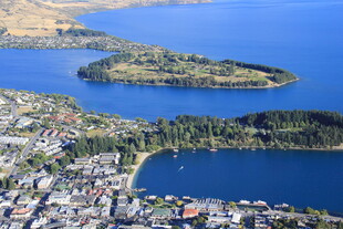 湖畔城市风光俯瞰