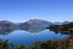 宁静湖景与远处山峦倒影