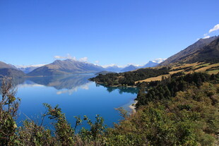美丽湖畔自然风光
