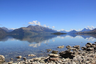 宁静湖景与远山倒影