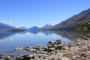 湖畔美景 远山与碎石相伴