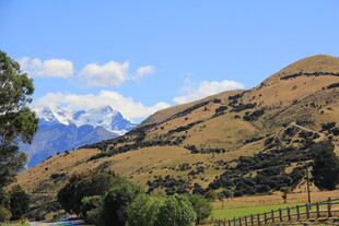 山间风景 蓝天白云下的丘陵
