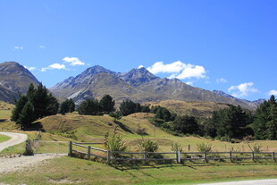 山间美景 蜿蜒小路与远山