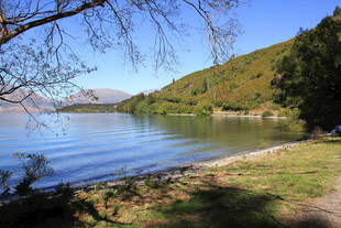 湖畔风光 青山碧水映蓝天