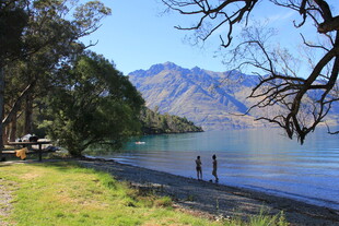 湖畔美景 两人漫步赏风光