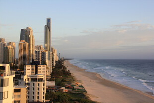 海滨城市的壮丽天际线