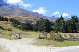 山间牧场入口景色