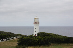 海岸边的白色灯塔