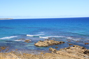 海边礁石与湛蓝大海