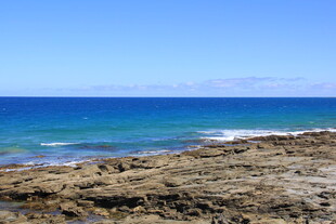 海边岩石与碧蓝海水景观