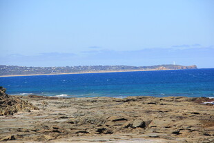 蓝色海域边的荒凉岸景