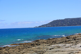海边岩石与碧蓝海水美景