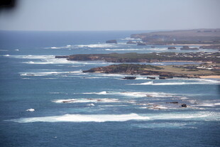 海岸风光 海浪拍击礁石