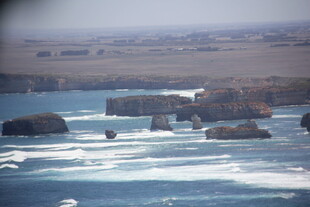海边礁石与翻涌海浪景观
