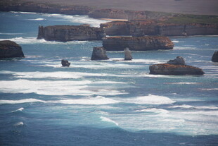 海边礁石与翻涌海浪