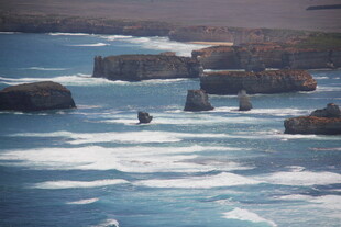 海岸边的嶙峋礁石景观