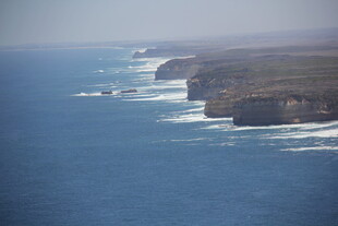 海岸悬崖与壮阔蓝色海洋