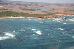 俯瞰蔚蓝大海与沿岸景观