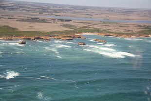 俯瞰蔚蓝大海与礁石