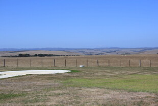 开阔草原围栏景观