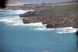 海岸边的蓝色壮阔海景