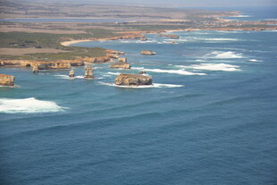 海岸壮丽风光 海浪拍礁石